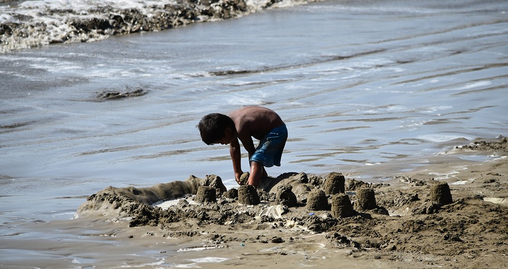 Hay que hacer castillos de arena mientras se pueda. En la gráfica un niño se entretiene con la arena en San Juan del Sur. (Foto: Ulises)