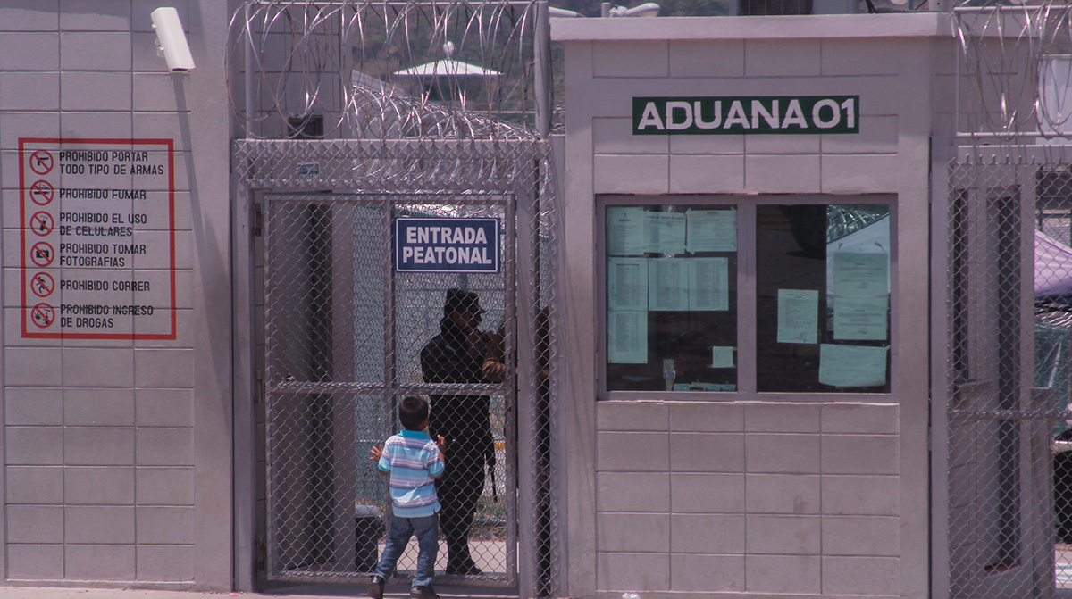 Un niño se acerca al portón de entrada de la prisión de máxima seguridad El Pozo para conversar con los militares que resguardan la entrada. Municipio Ilama, Departamento Santa Bárbara, 8 de abril de 2018.