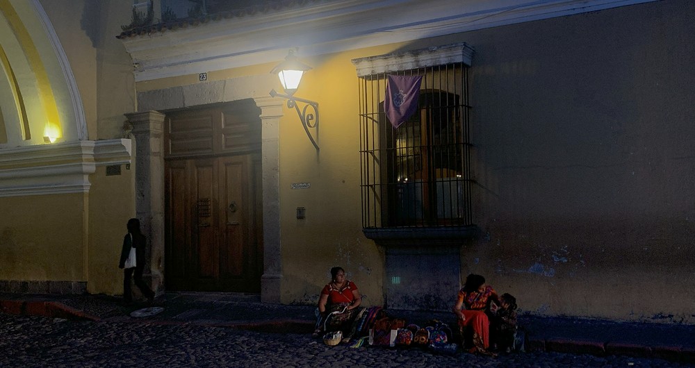 Cae la noche en la calle del Arco, una familia indígena aprovecha para vender sus productos. Fotografía / Odette